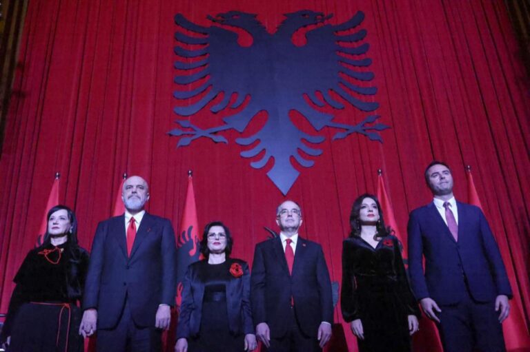 Festat e nëntorit, Rama publikon fotot nga mbrëmja e Pavarësisë dhe mëngjesi i Çlirimit