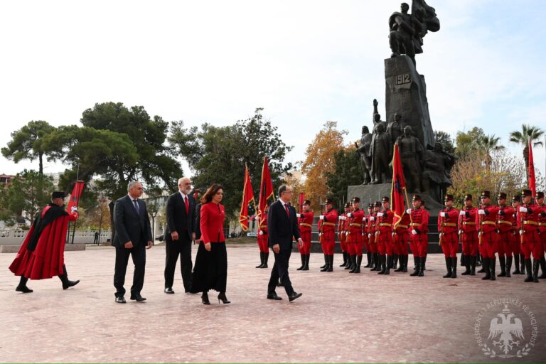 Nderim dhe mirënjohje për ata që mëvetësuan Shqipërinë, ata që na bënë me flamur