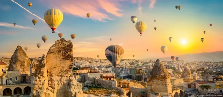 Turqi, gratë pushtojnë balonat e Kapadokisë