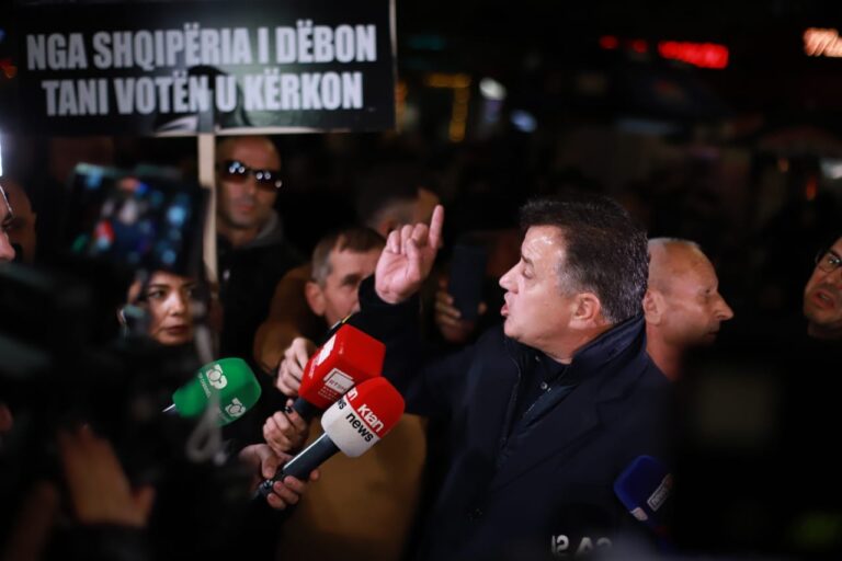 Xhelal Mziu bllokon makinën të kalojë, Flamur Noka: Do shkojmë edhe në Surrel