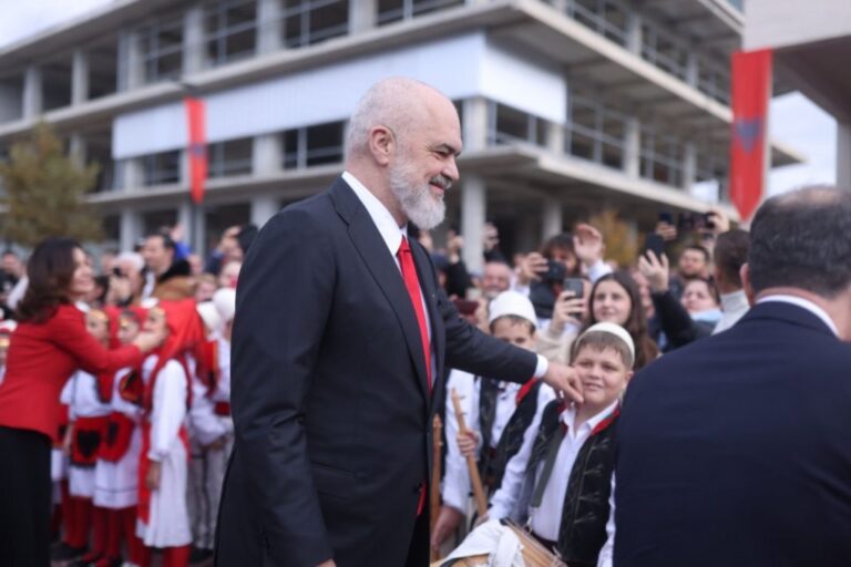 Rama poston videon: Vlorën thelp e kam në zemër. Ditën e kam dritë, natën e kam ëndërr…