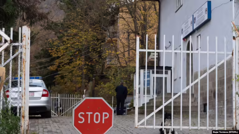 Stacioni policor në Zveçan sulmohet me dy granata dore