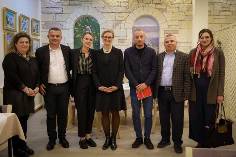 E deleguara e Amerikës, VanHorn takim me kreun e Prokurorisë së Gjirokastrës