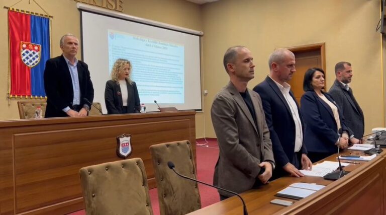 Mas@kra me 4 viktima, një minutë heshtje në mbledhjen e Këshillit Bashkiak