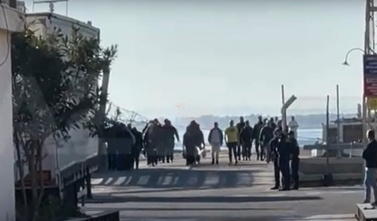 Zbritën sot në Shëngjin, emigrantët dalin pas 9 orësh nga porti