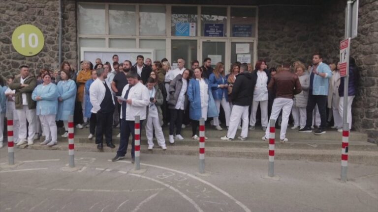 Mjekët dhe infermierët në grevë, kërkojnë paga më të mira