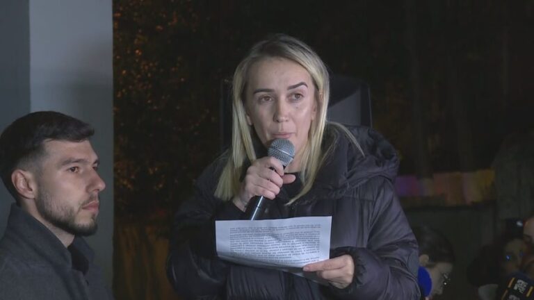 Motra e Egli Progës në protestën për vr@sjen e 14-vjeçarit: Nëna e autorit pse fshihet?