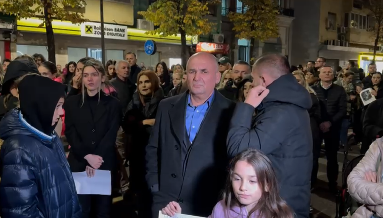 Babai i Martinit në protestë për herë të parë, gjyshi: Të vihet drejtësia në vend!