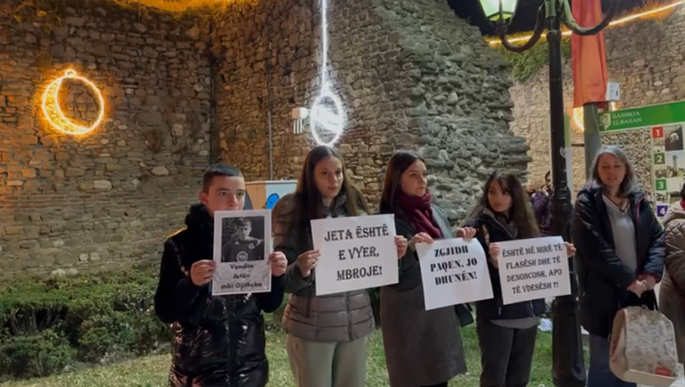 20 nxënës, mësues dhe prindër marshim paqësor në Elbasan për Martinin