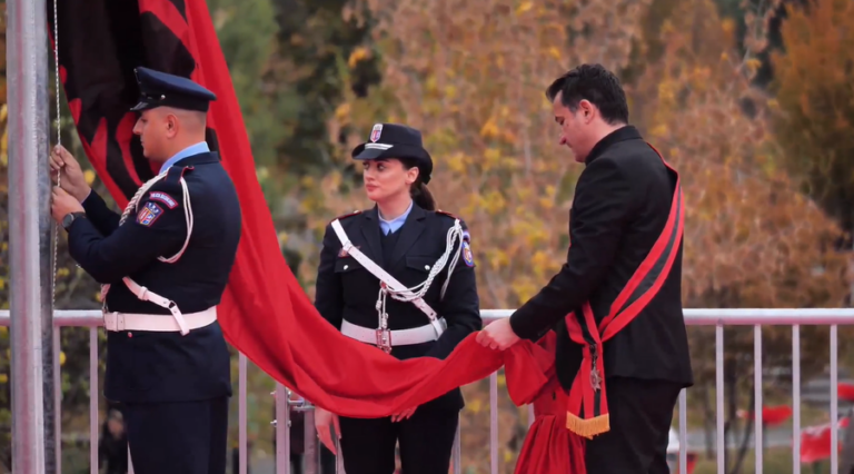 FOTO/ Flamuri Kuqezi dhe tullumbacet pushtojnë qiellin e Tiranës, Veliaj: Shqipëria në ditët e saj më të mira