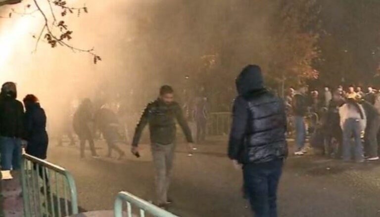 Hidhet ujë dhe spraj lotsjellës mbi protestuesit tek Bashkia e Tiranës