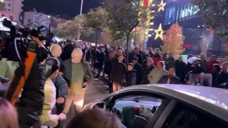 Protestuesit sherr me deputetët: Pse na thirrët, e hapët rrugën fare