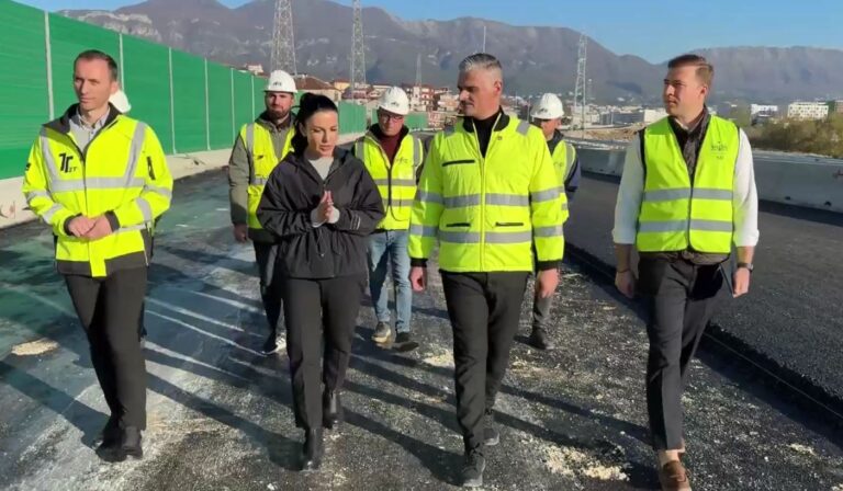VIDEO/ Hedhja e asfaltit në lotin 7 të Unazës së Madhe, Balluku: Gati brenda vitit