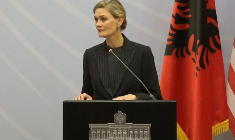 Kr@mi në rritje, diplomatja e SHBA në Tiranë: Kalimtarë të pafajshëm humbën jetën
