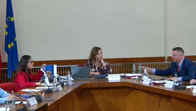 Ndreca-Vokshit: Po si e lejove aman, shokun tënd e solle me pranga