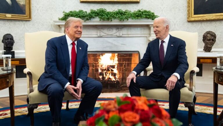 VIDEO/ Trump pritet nga Biden, shtërngim duarsh dhe bisedë me buzëqeshje