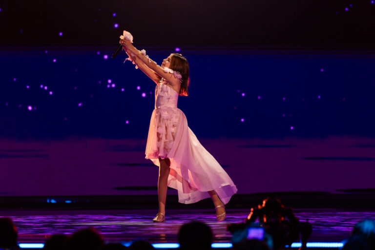 Nikol Çabeli shkëlqen në ”Junior Eurovision”, renditet në vend të 7-të. Fiton Gjeorgjia