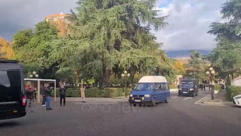 Protesta për buxhetin, zjarrfikësja dhe policia në Parlament. Do të ketë përplasje?