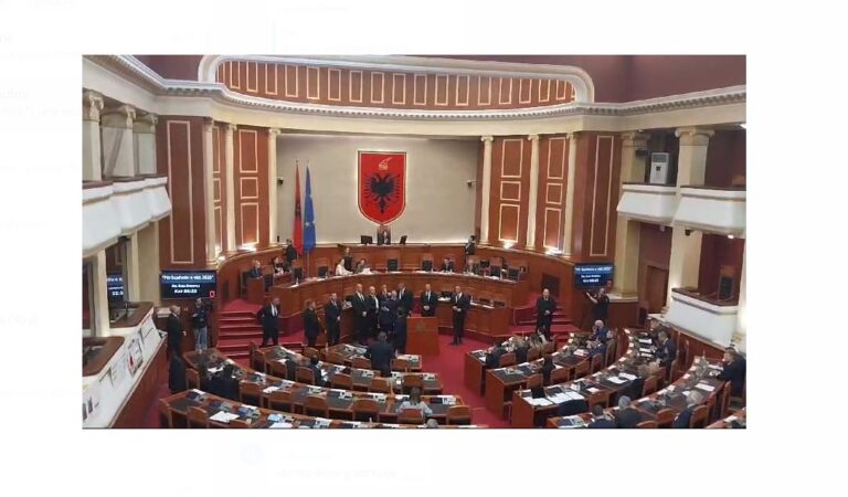 VIDEO/ Tensione në Kuvend