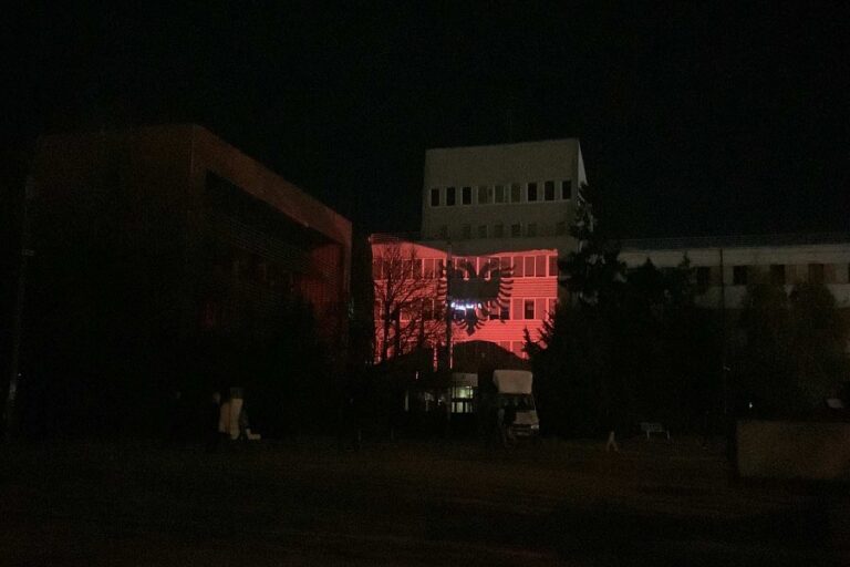 Kuvendi i Kosovës ndriçohet kuqezi