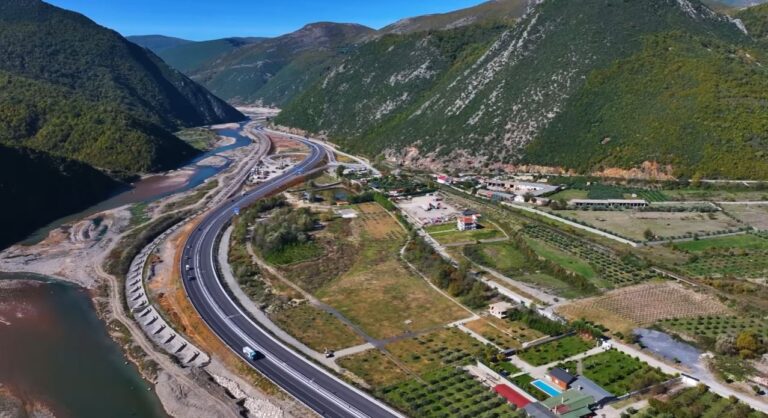 Rama uron mirëmëngjes nga segmenti i rëndësishëm i Korridorit VIII, rruga Elbasan-Qafë Thanë