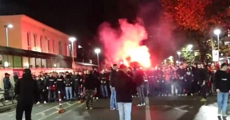 Me flakadanë dhe këngë patriotike, tifozët nisin marshimin drejt stadiumit