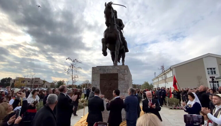 Malësoret e Malit të Zi festojnë Ditën e Pavarësisë me vendosjen e monumentit të Gjergj Kastriotit-Skënderbeut në Tuz