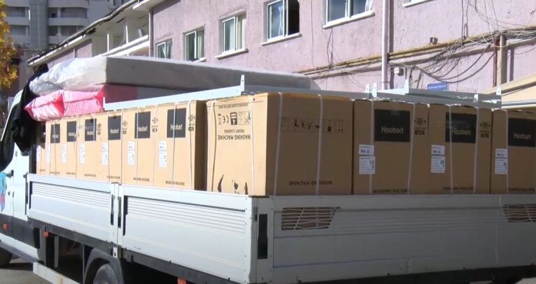 Përmbytjet, Bashkia e Vlorës shpërndan pajisje elektroshtëpiake