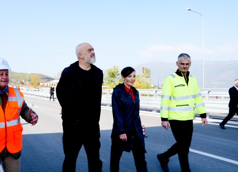 Hapet ura në Kukës, Rama batutë me qytetarin: Për mosplakje kemi vetëm Pandin