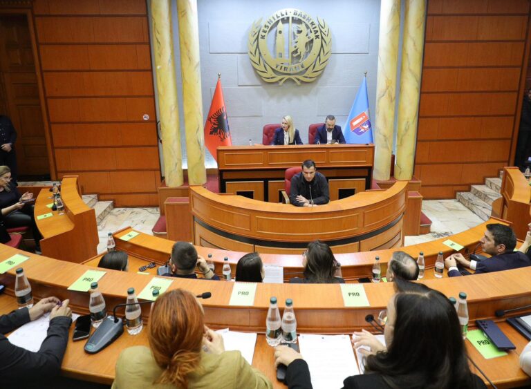 Veliaj mban premtimin, nga 1 janari pensionistët do të udhëtojnë falas në Tiranë