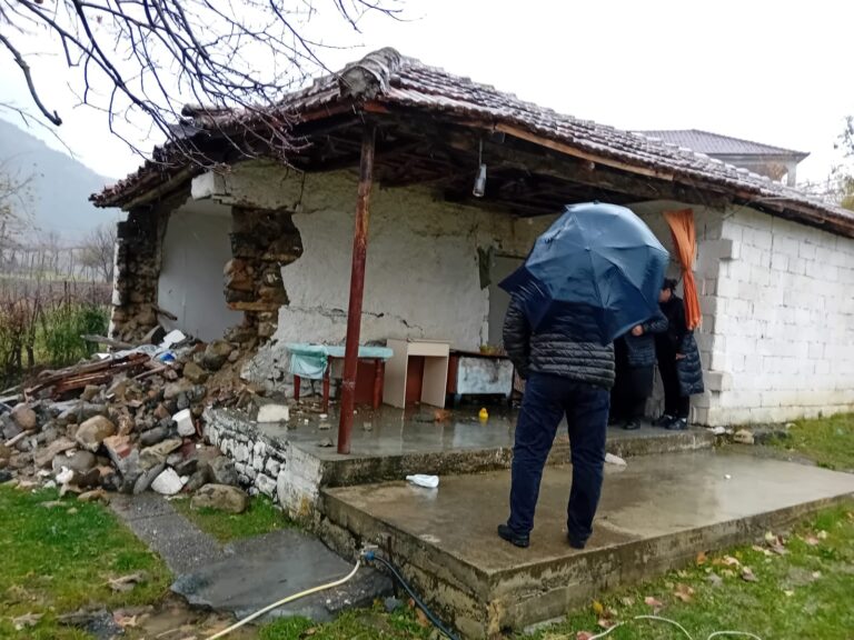 Moti i keq edhe në Mat, shembet banesa e të moshuarës