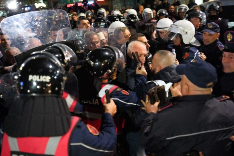 VIDEO nga momentet e përplasjeve në mosbindjen civile të PD