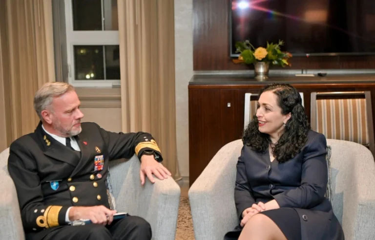 Presidentja Vjosa Osmani takon Admiralin Rob Bauer: I rëndësishëm anëtarësimi i Kosovë në NATO