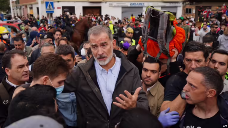 Mbreti Felipe VI i Spanjës, përballet me turmat e zemëruara në zonën e vërshimeve