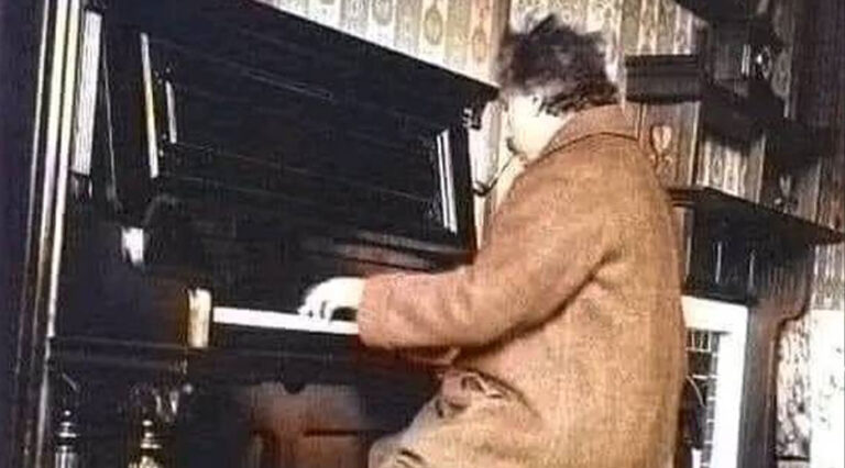Albert Ajnshtajni duke luajtur piano në Hotelin Nara në Japoni, 1922