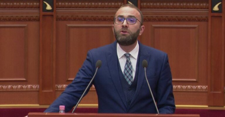 Noka e Bardhi kërkojnë pastrimin e foltores pas kryeministrit Rama