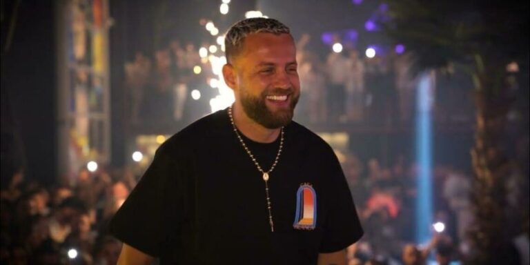 Luiz Ejlli emocionon ndjekësit me performancën e veçantë për 28 Nëntor