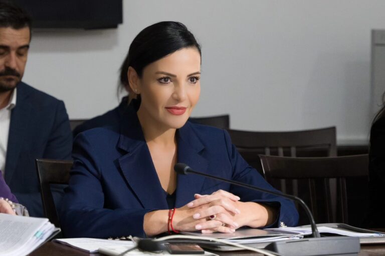 Belinda Balluku prezanton projekt-buxhetin në Komisionin Parlamentar të Ekonomisë