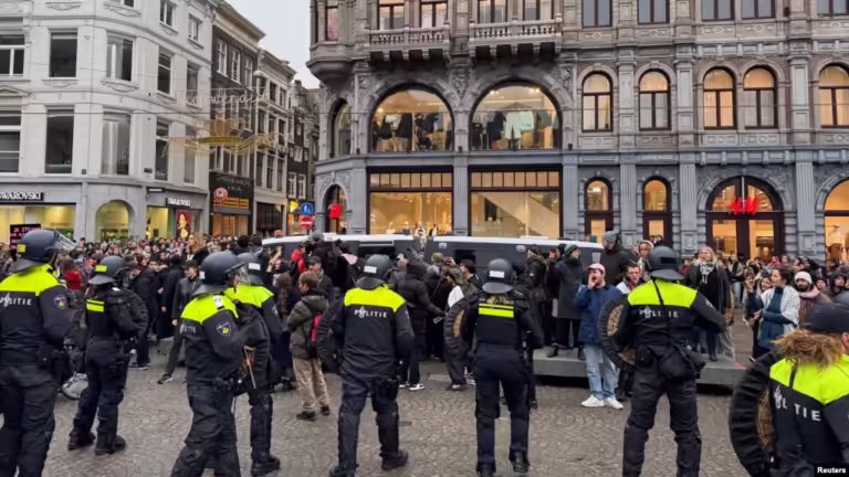 Policia holandeze ndalon protestën propalestineze, pas dhunës në futboll