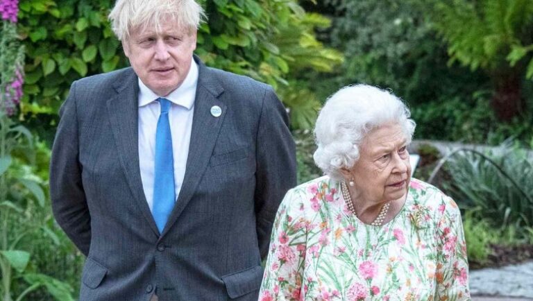 Mbretëresha Elizabeth u tall me Boris Johnson dy ditë para vdekjes: Të paktën nuk do më varrosë ai idioti