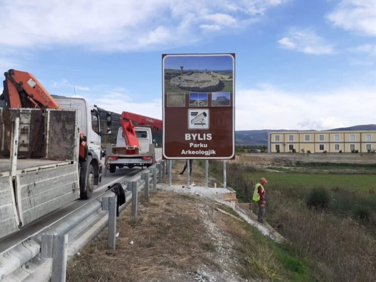 FOTO/ Balluku: Tabela informuese në Levan-Damës për orientimin e turistëve drejt Bylisit