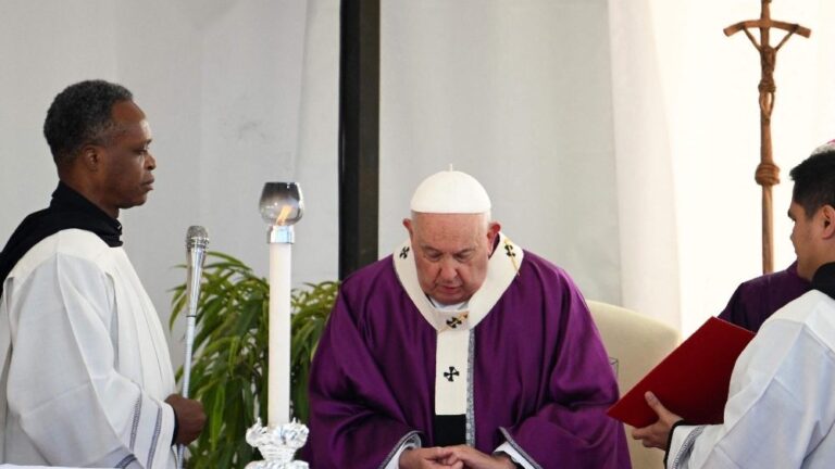 Papa Françesku në heshtje, në kujtim të të shuarve dhe në lutje para fëmijëve të palindur
