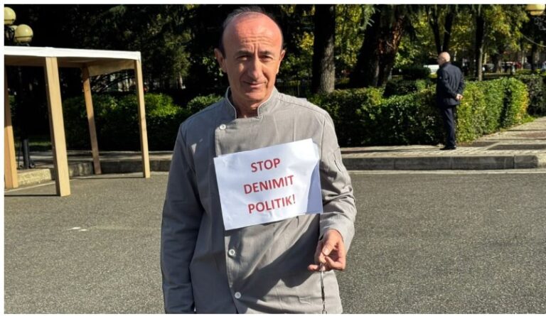 Me pranga në duar, deputeti i PD-së shkon në Kuvend si i burgosur (FOTO)
