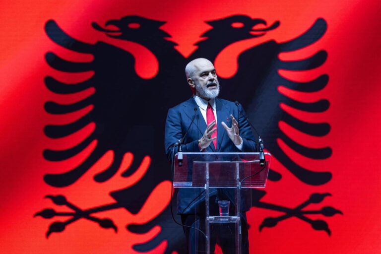 Edi Rama pritet me entuziazëm në Londër nga diaspora shqiptare dhe premton…