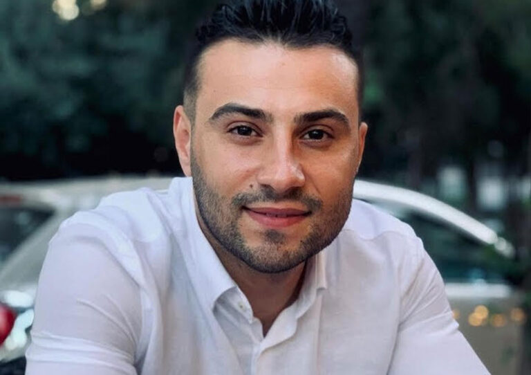 Ervis Behari, zëri melodioz që pikon nga hojet e një tradite të pasur të këngës