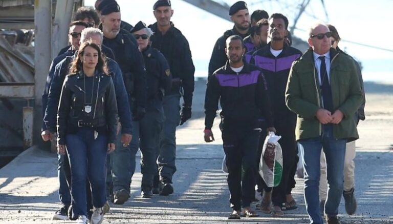 Nën forca të rrepta sigurie, anija “Libra” sjell në Shëngjin 8 emigrantë të tjerë nga Italia