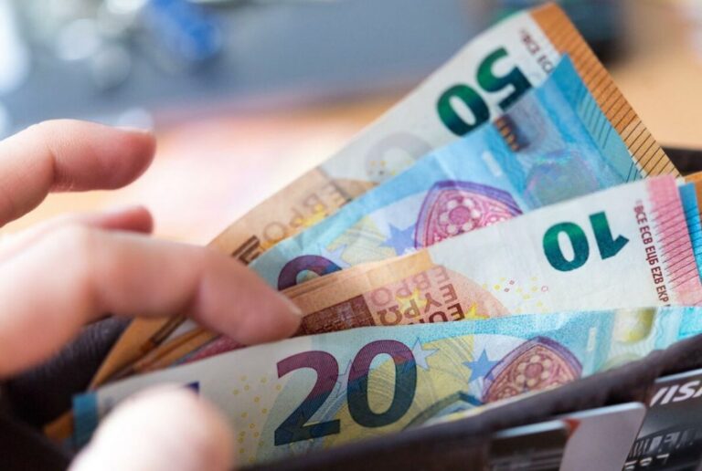 Këmbimi valutor, me sa lekë blihen e shiten valutat kryesore ditën e sotme