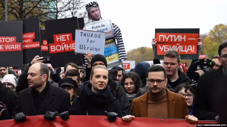 Kundërshtarët e Putinit protestojnë në Berlin kundër luftës në Ukrainë