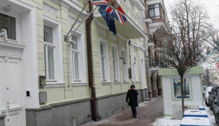 Ndryshe nga SHBA, Britania do të mbajë të hapur ambasadën e saj në Kiev