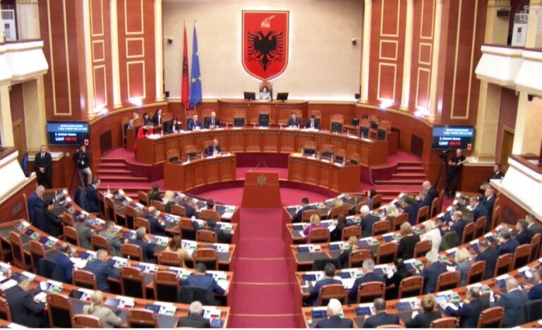 Përplasja në Komisionin e Sterilizimit shkakton debat të ashpër në Parlament, Spiropali: S’mund ta përdorni si armë këtë mikrofon